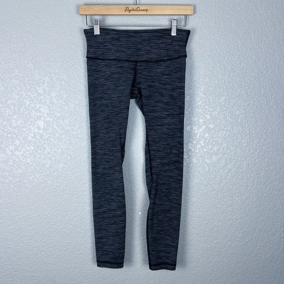 Lululemon Cropped Leggings 4 - Low / Mid Rise, Geometric, Black Grey Print - Picture 2 of 7